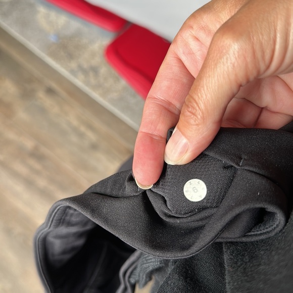 Lululemon running crops reflective Sz 6 - Picture 3 of 6